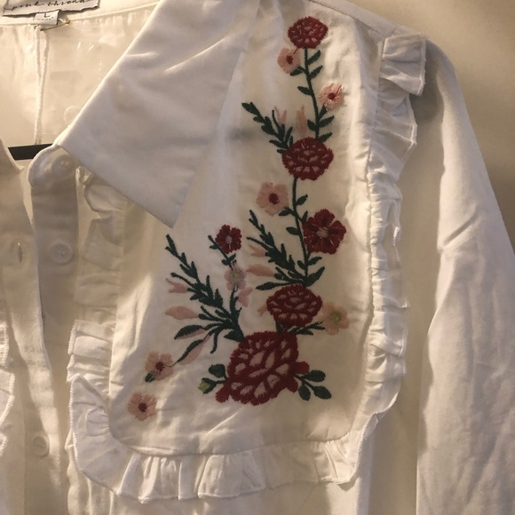 BRAND NEWWWW! White button up blouse! Embroidered. - Picture 2 of 4